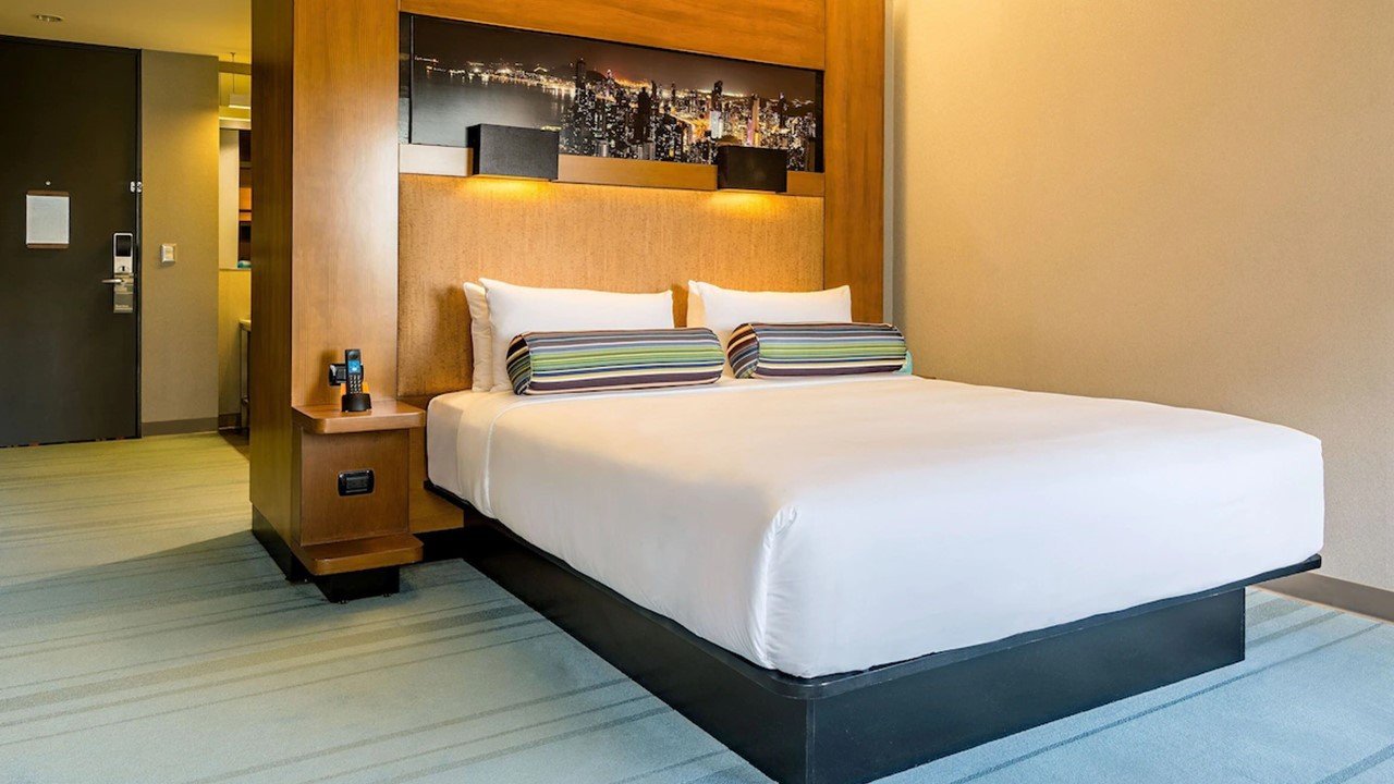 habitacion hotel muebles personalizados Colombia cama cabecero mesitas noche